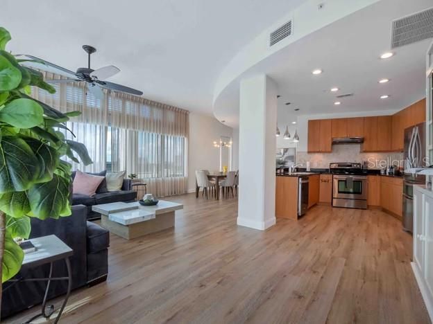 出租: $6,000 (2 贝兹, 2 浴室, 1726 平方英尺)