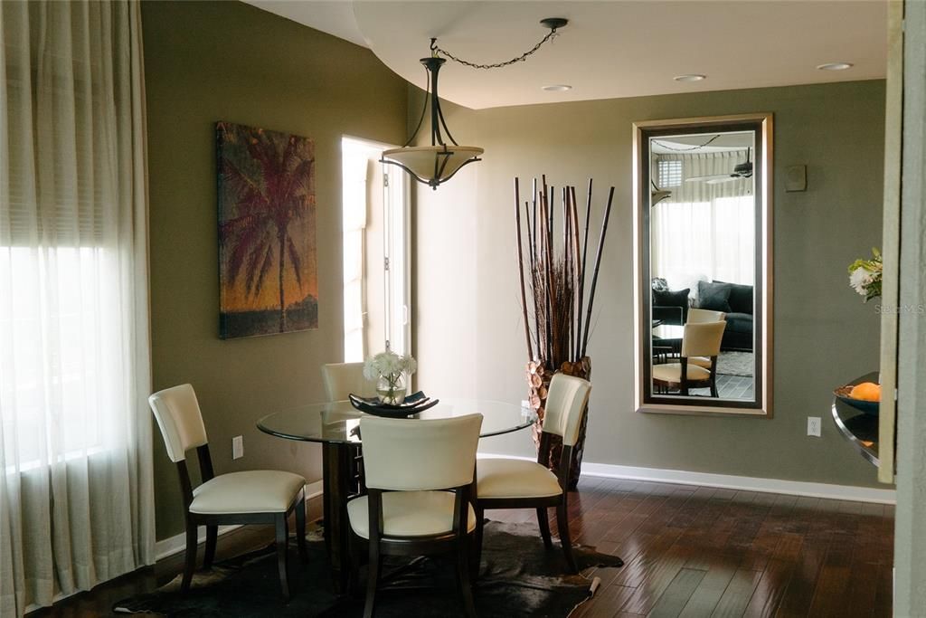 出租: $6,000 (2 贝兹, 2 浴室, 1726 平方英尺)