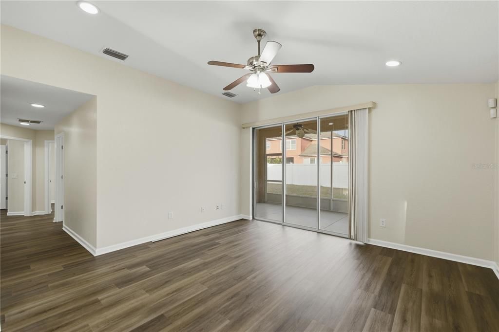 For Rent: $1,995 (4 beds, 2 baths, 1944 Square Feet)