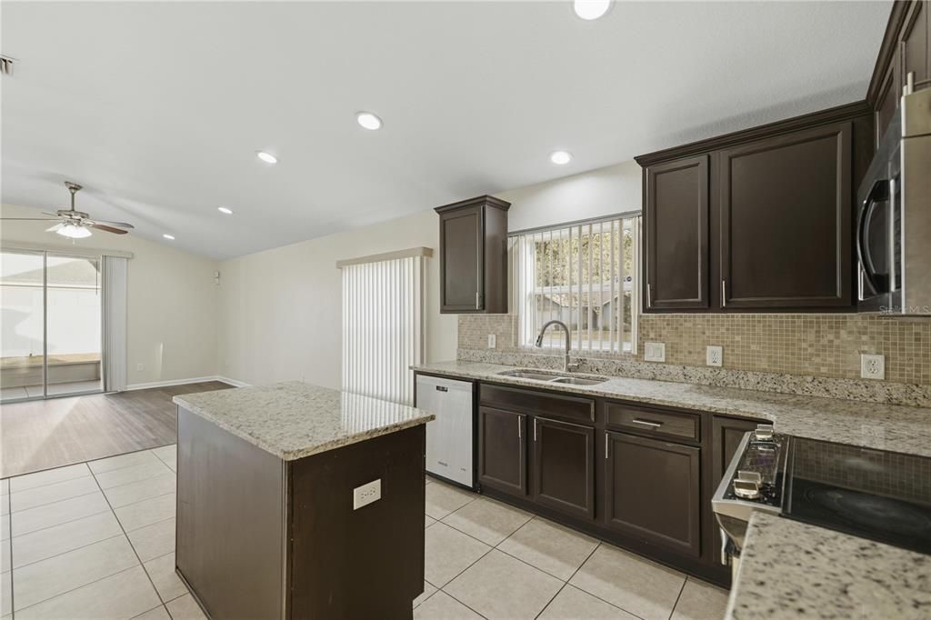 For Rent: $1,995 (4 beds, 2 baths, 1944 Square Feet)