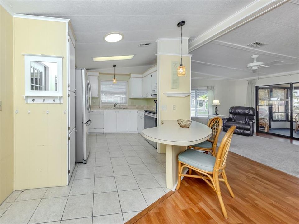 For Sale: $148,000 (2 beds, 2 baths, 962 Square Feet)