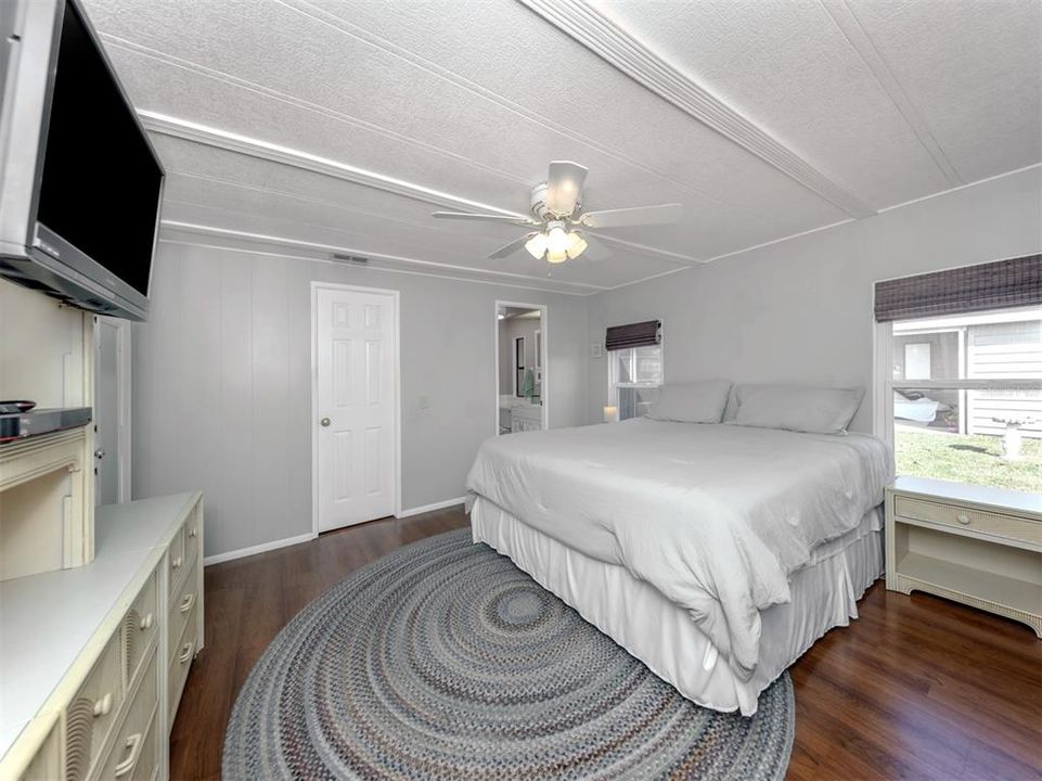 For Sale: $148,000 (2 beds, 2 baths, 962 Square Feet)