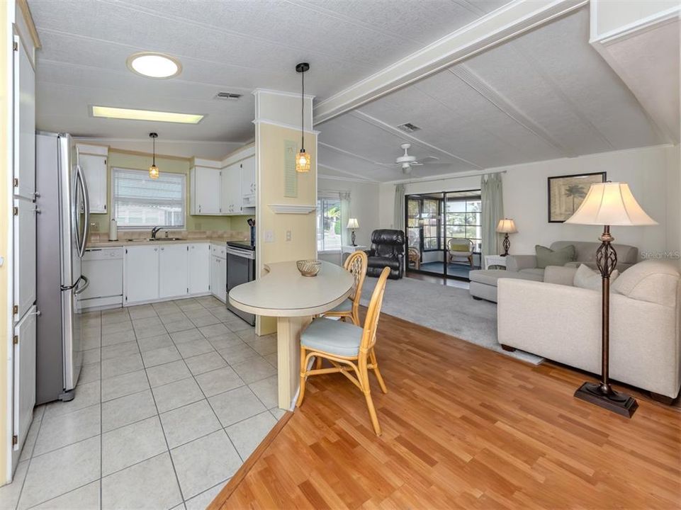 For Sale: $148,000 (2 beds, 2 baths, 962 Square Feet)