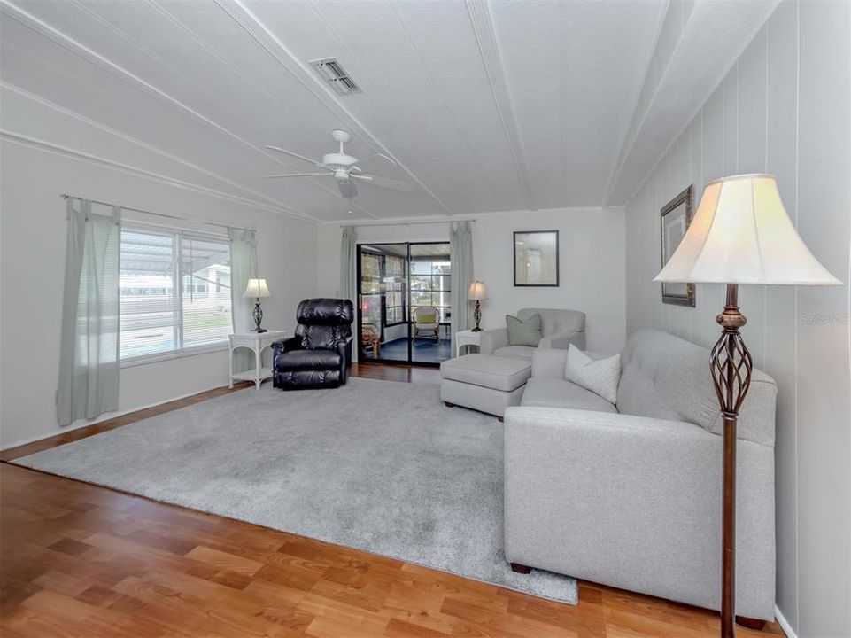 For Sale: $148,000 (2 beds, 2 baths, 962 Square Feet)