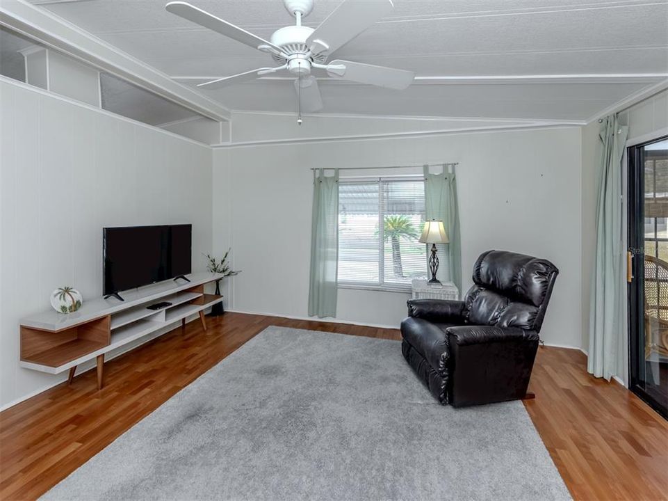 For Sale: $148,000 (2 beds, 2 baths, 962 Square Feet)