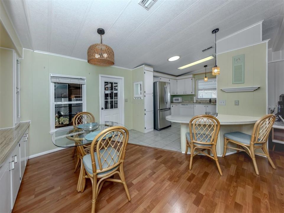 For Sale: $148,000 (2 beds, 2 baths, 962 Square Feet)