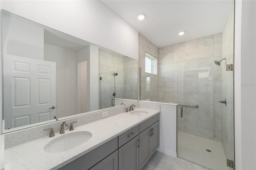 Под контрактом: $286,000 (2 спален, 2 ванн, 1467 Квадратных фут)