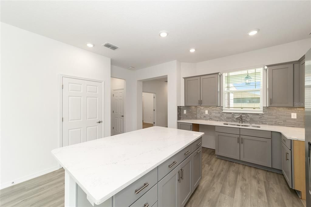 Под контрактом: $286,000 (2 спален, 2 ванн, 1467 Квадратных фут)