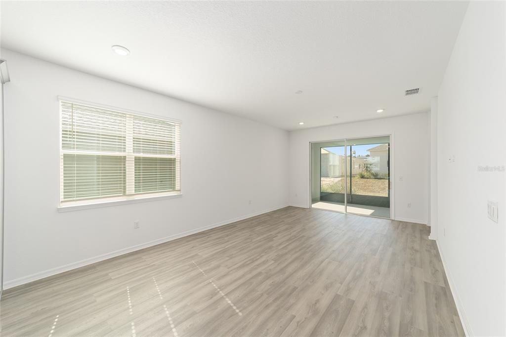 Под контрактом: $286,000 (2 спален, 2 ванн, 1467 Квадратных фут)