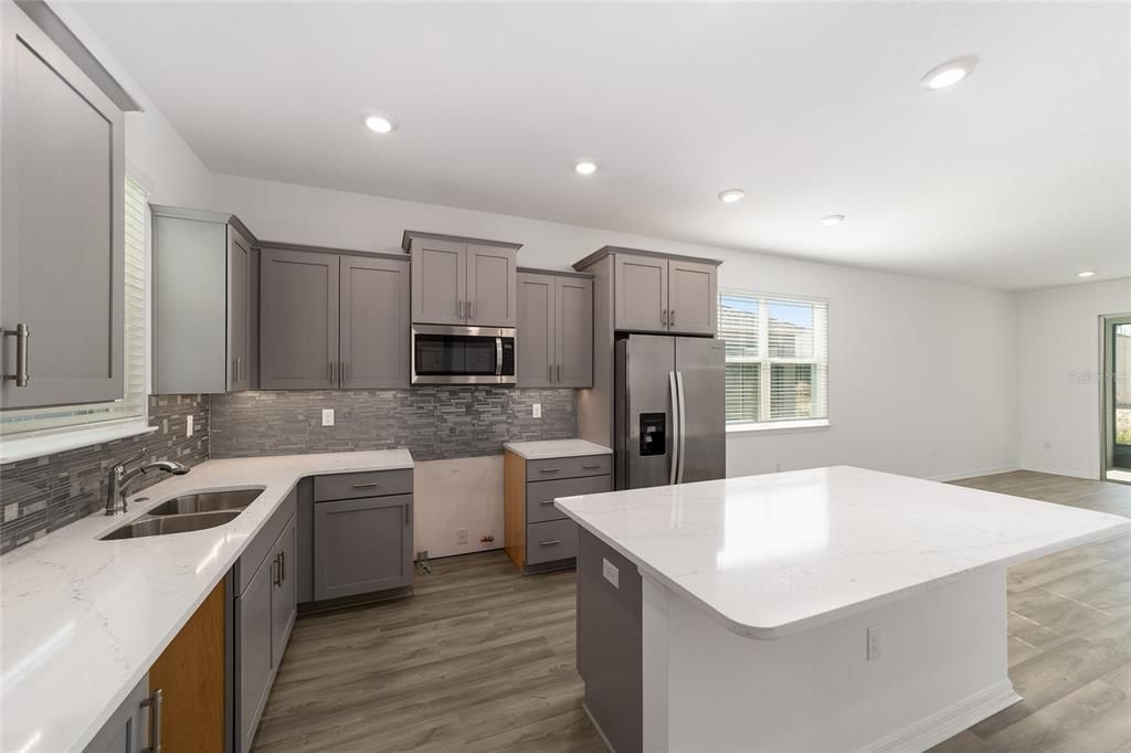 Под контрактом: $286,000 (2 спален, 2 ванн, 1467 Квадратных фут)