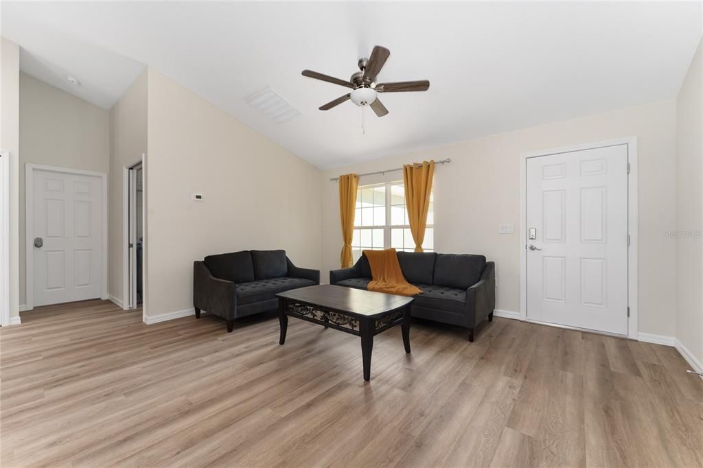 В аренду: $1,950 (3 спален, 2 ванн, 1380 Квадратных фут)