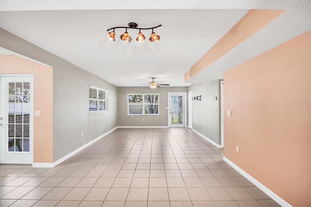 For Sale: $314,900 (2 beds, 1 baths, 1239 Square Feet)