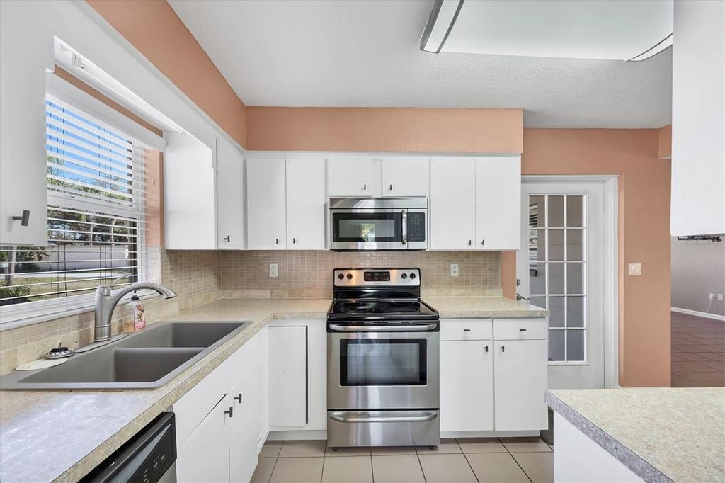 For Sale: $314,900 (2 beds, 1 baths, 1239 Square Feet)