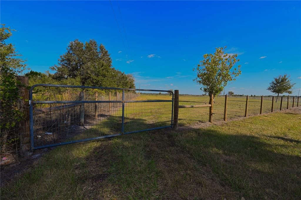 For Rent: $3,300 (3 beds, 2 baths, 960 Square Feet)