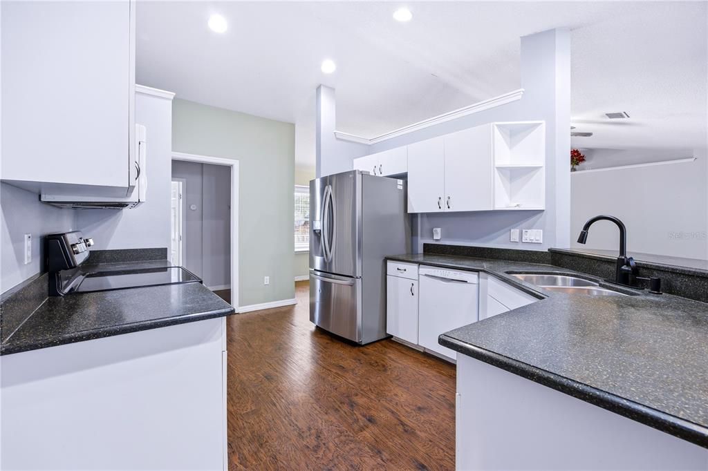 На продажу: $310,000 (3 спален, 2 ванн, 1710 Квадратных фут)