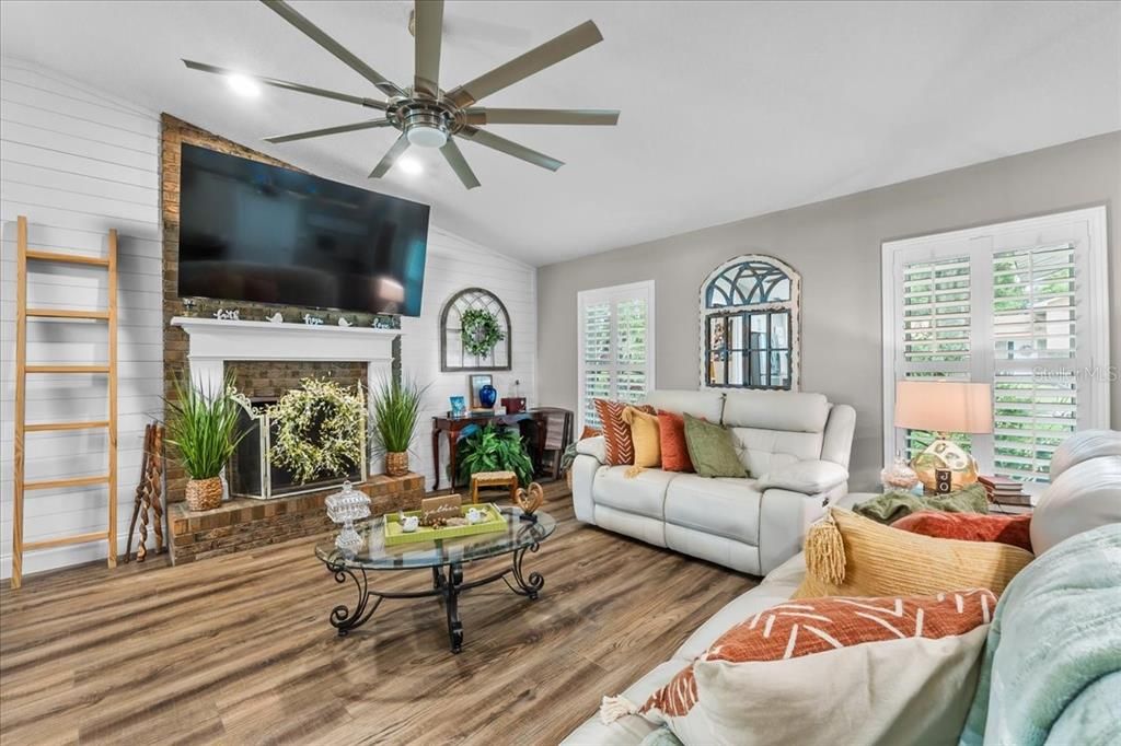 For Sale: $310,000 (3 beds, 2 baths, 1328 Square Feet)