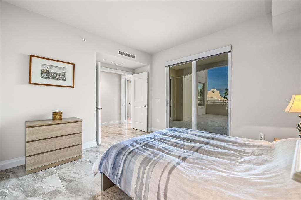 出租: $9,000 (3 贝兹, 3 浴室, 2850 平方英尺)