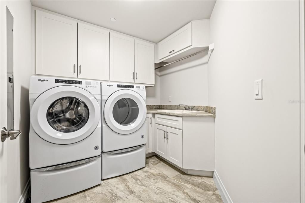 出租: $9,000 (3 贝兹, 3 浴室, 2850 平方英尺)