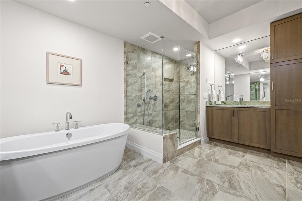 出租: $9,000 (3 贝兹, 3 浴室, 2850 平方英尺)