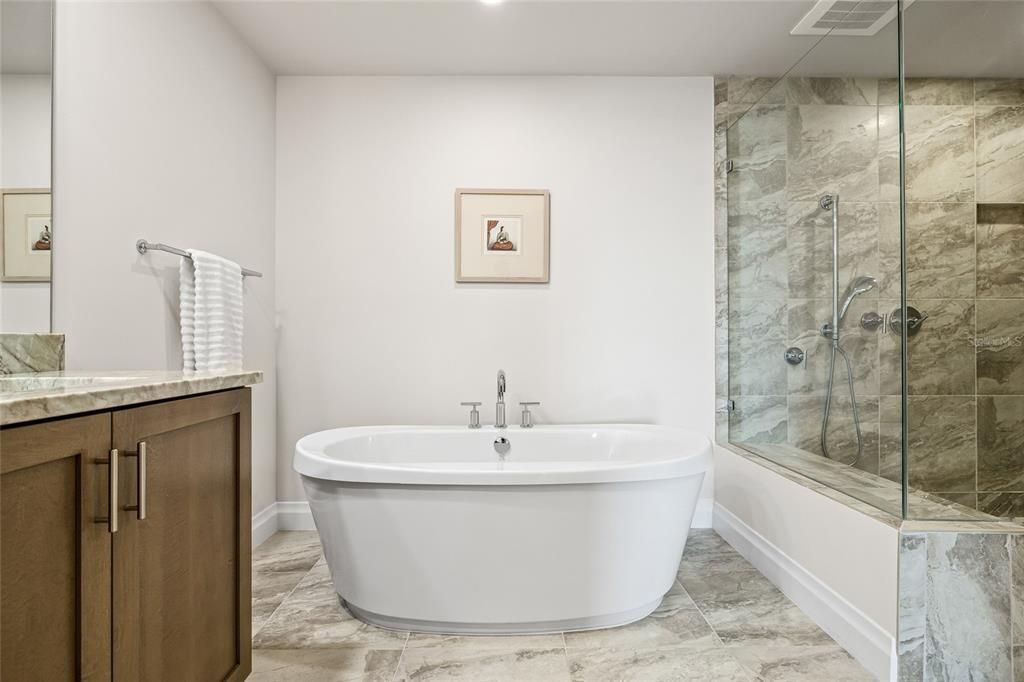 出租: $9,000 (3 贝兹, 3 浴室, 2850 平方英尺)