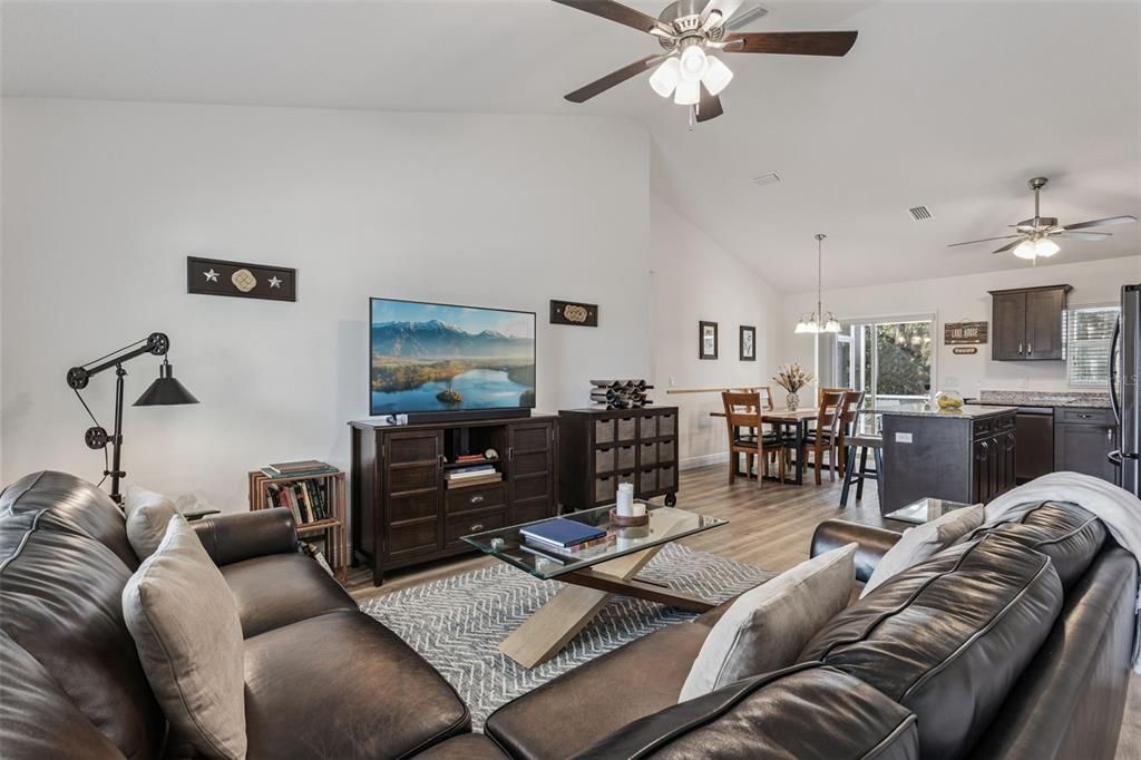 待售: $375,000 (3 贝兹, 2 浴室, 1122 平方英尺)