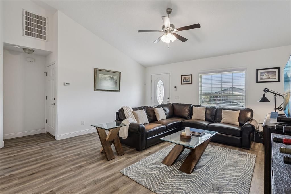 待售: $375,000 (3 贝兹, 2 浴室, 1122 平方英尺)