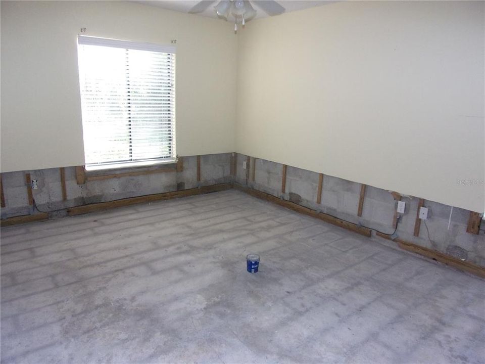 For Sale: $119,995 (2 beds, 2 baths, 979 Square Feet)