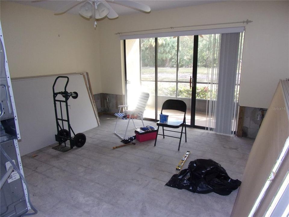 For Sale: $119,995 (2 beds, 2 baths, 979 Square Feet)