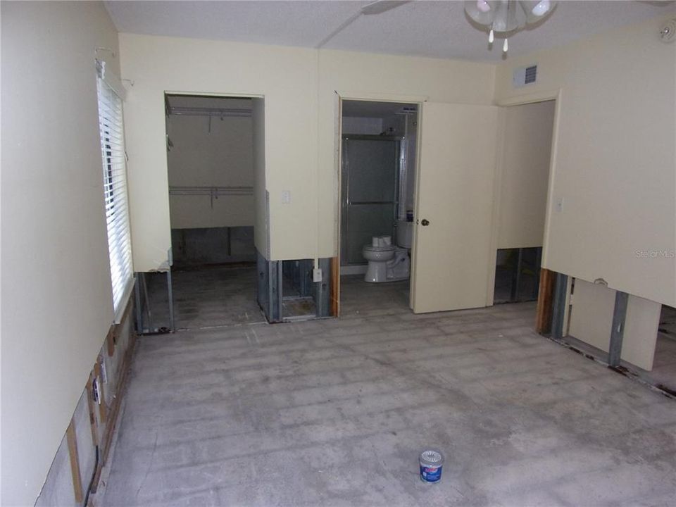 For Sale: $119,995 (2 beds, 2 baths, 979 Square Feet)