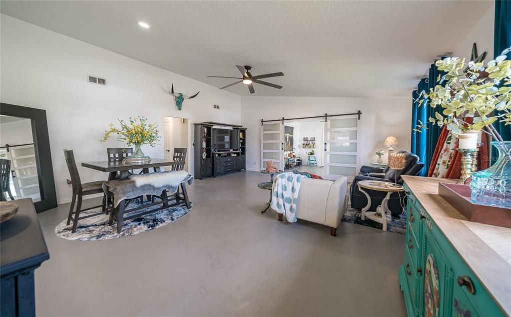 На продажу: $319,000 (2 спален, 2 ванн, 1434 Квадратных фут)