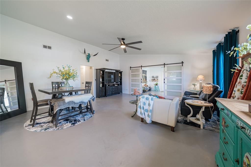 На продажу: $319,000 (2 спален, 2 ванн, 1434 Квадратных фут)