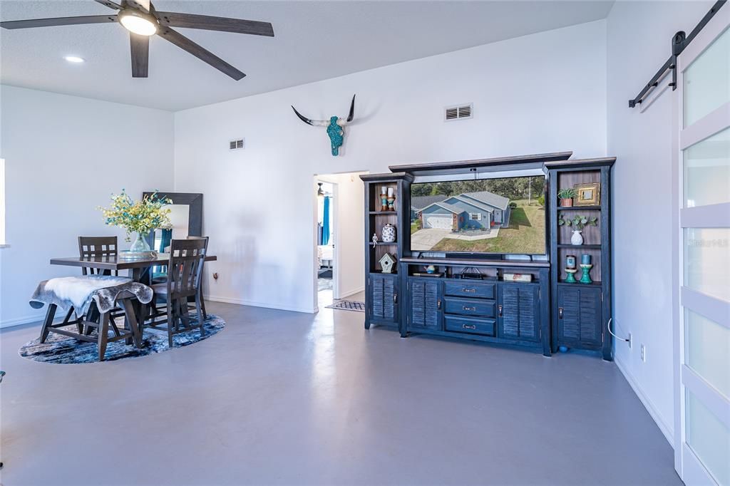 На продажу: $319,000 (2 спален, 2 ванн, 1434 Квадратных фут)