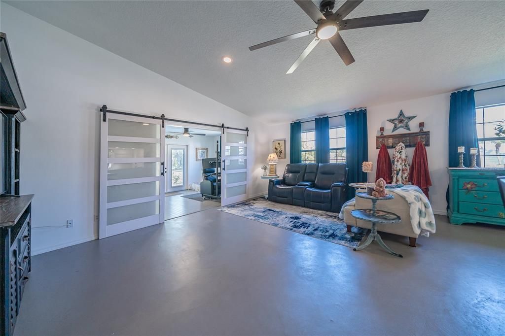 На продажу: $319,000 (2 спален, 2 ванн, 1434 Квадратных фут)