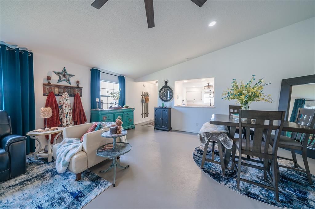 На продажу: $319,000 (2 спален, 2 ванн, 1434 Квадратных фут)