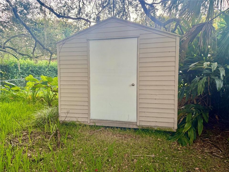 待售: $299,900 (4 贝兹, 1 浴室, 1217 平方英尺)