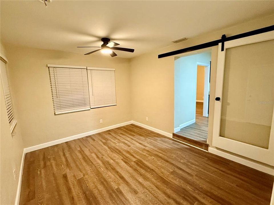 待售: $299,900 (4 贝兹, 1 浴室, 1217 平方英尺)