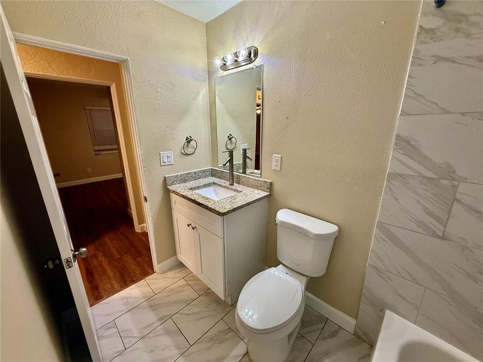 待售: $299,900 (4 贝兹, 1 浴室, 1217 平方英尺)