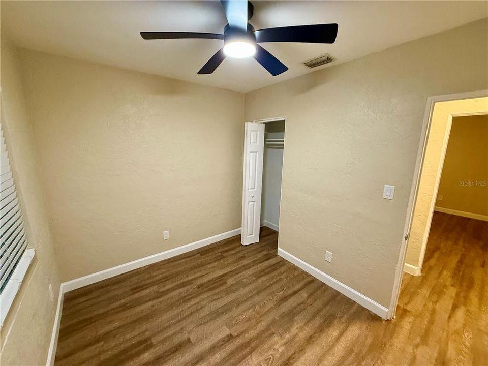 待售: $299,900 (4 贝兹, 1 浴室, 1217 平方英尺)