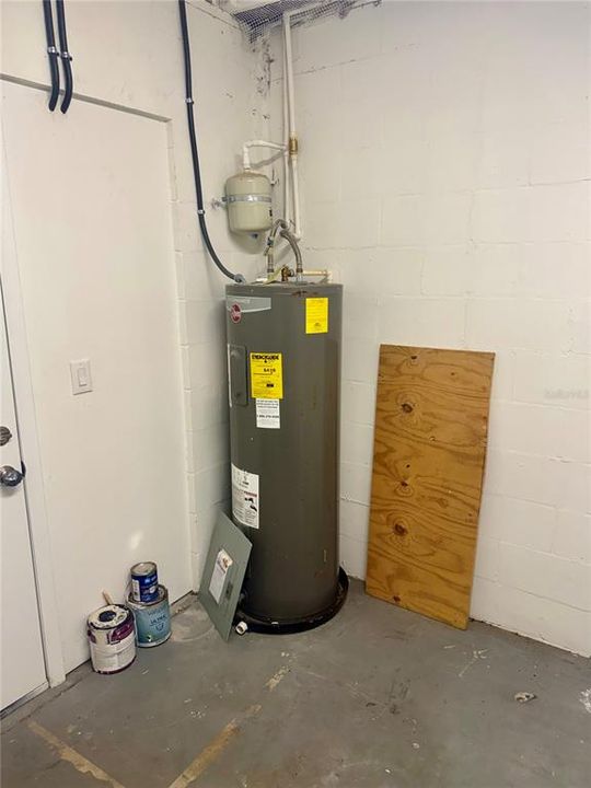 待售: $299,900 (4 贝兹, 1 浴室, 1217 平方英尺)