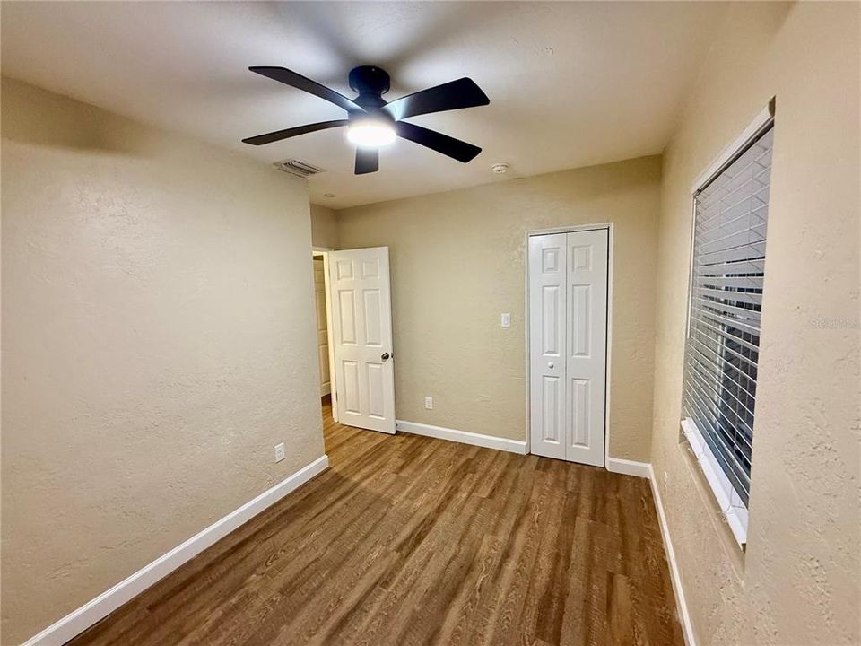 待售: $299,900 (4 贝兹, 1 浴室, 1217 平方英尺)