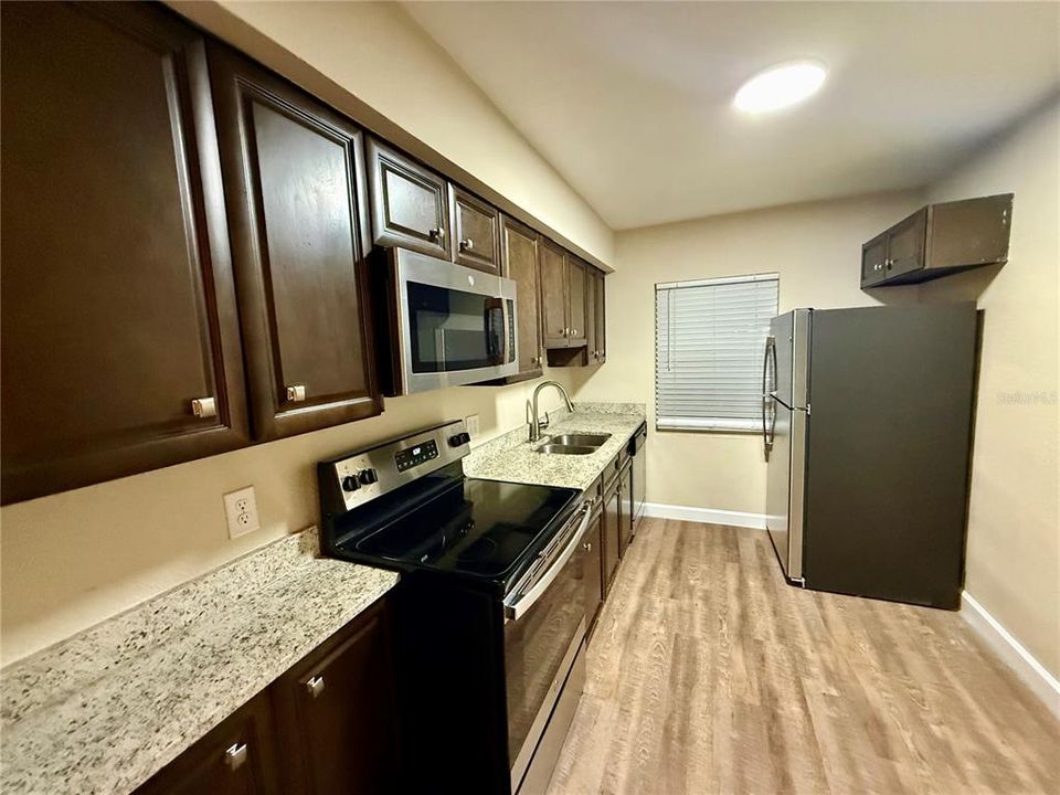 待售: $299,900 (4 贝兹, 1 浴室, 1217 平方英尺)