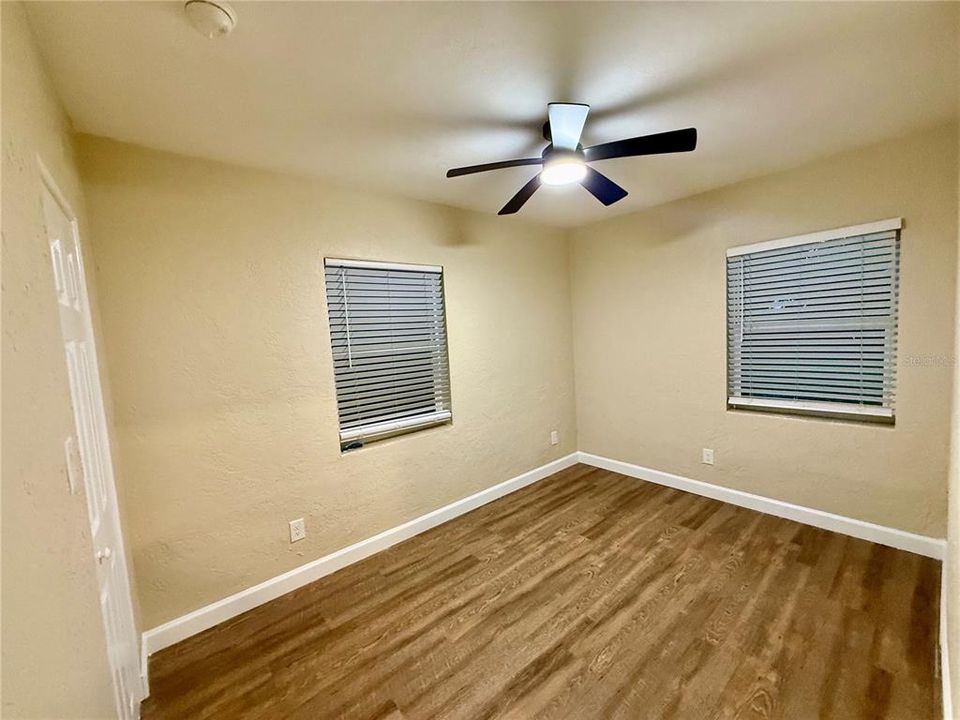 待售: $299,900 (4 贝兹, 1 浴室, 1217 平方英尺)