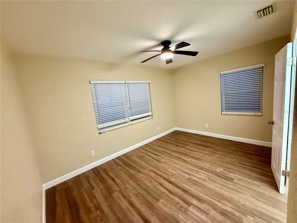 待售: $299,900 (4 贝兹, 1 浴室, 1217 平方英尺)