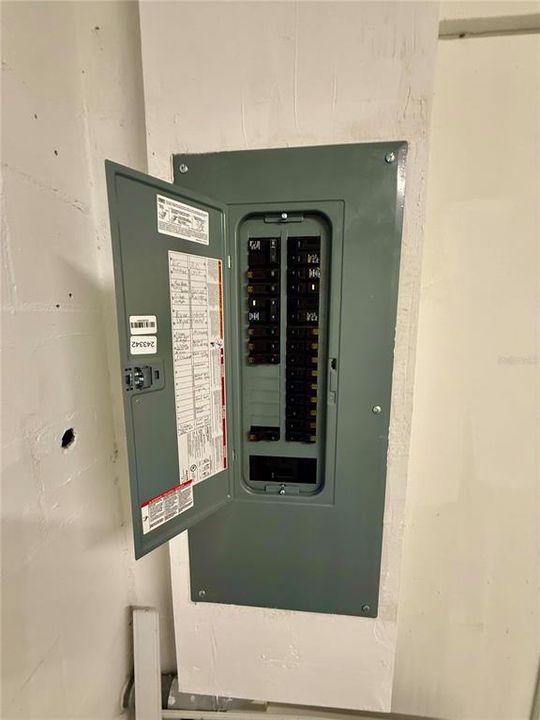 待售: $299,900 (4 贝兹, 1 浴室, 1217 平方英尺)