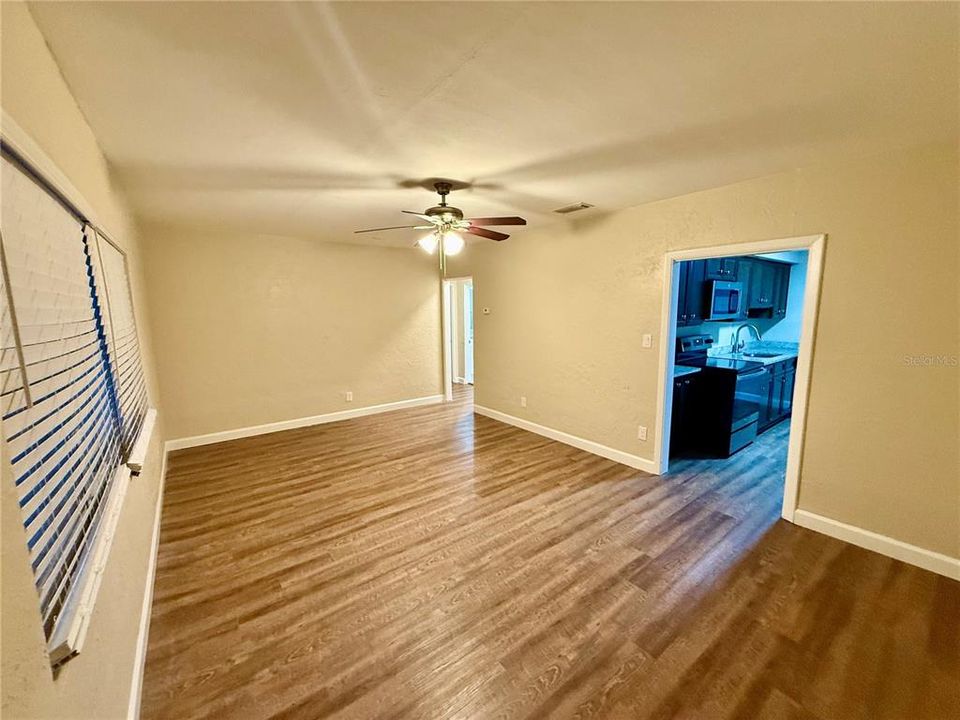 待售: $299,900 (4 贝兹, 1 浴室, 1217 平方英尺)