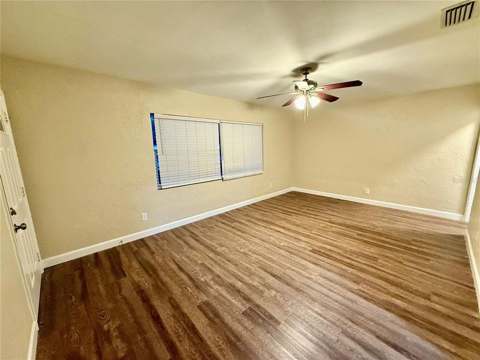 待售: $299,900 (4 贝兹, 1 浴室, 1217 平方英尺)