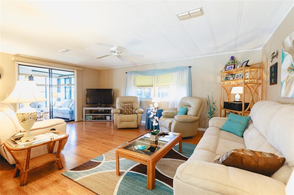 For Sale: $175,000 (2 beds, 2 baths, 1222 Square Feet)