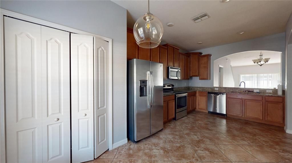 待售: $257,000 (3 贝兹, 2 浴室, 1559 平方英尺)