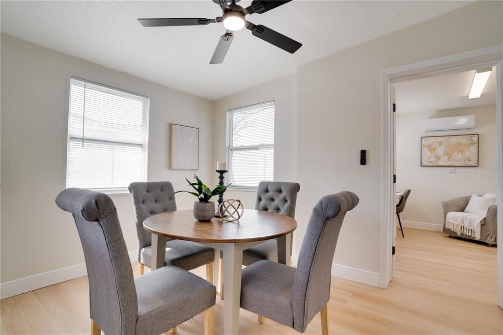 待售: $289,000 (2 贝兹, 1 浴室, 1083 平方英尺)