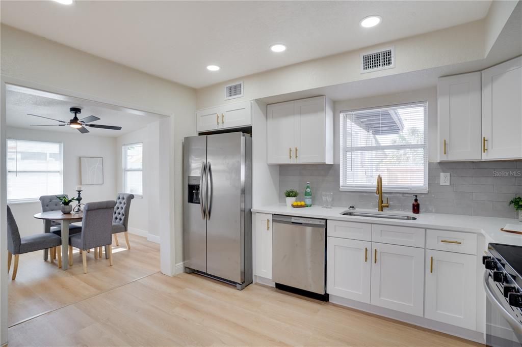 待售: $289,000 (2 贝兹, 1 浴室, 1083 平方英尺)